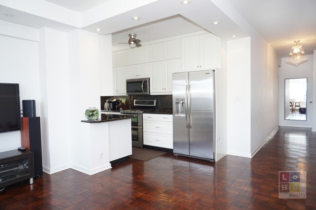 Building Photo - 573 Grand St