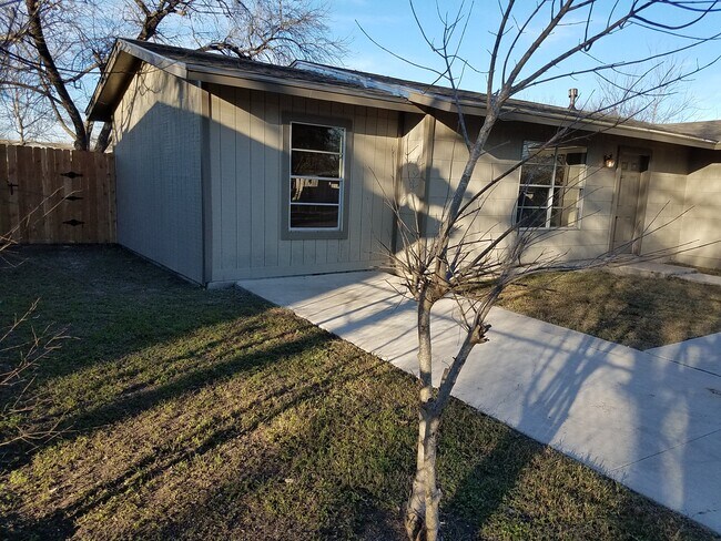 Foto del edificio - 5227 Vlg Gln Dr