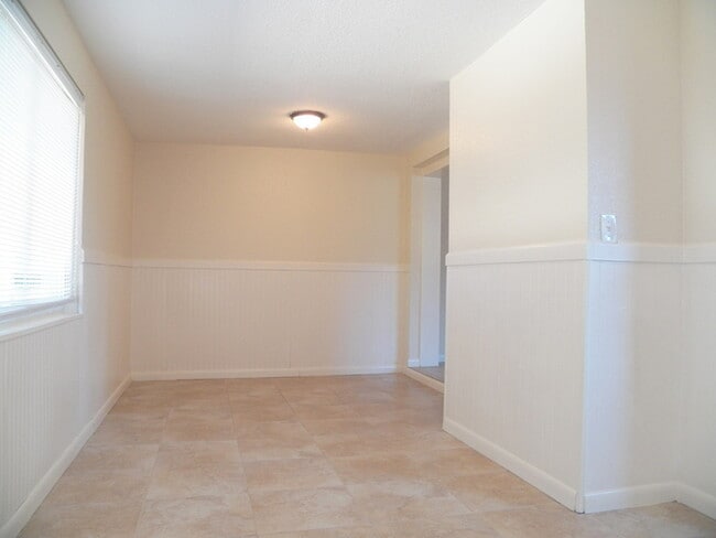 Building Photo - Wonderful 3/2 Home W/ Fireplace
