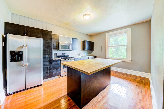 Building Photo - 103 Harwood St