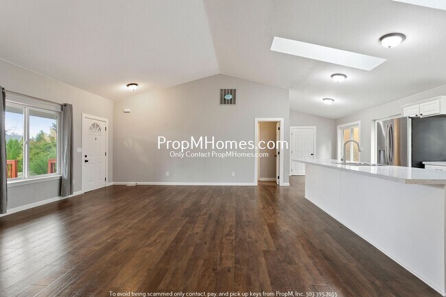 Foto del edificio - Beautifully Updated Three Bedroom Home in ...