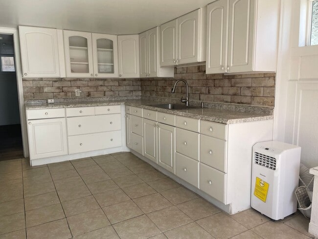 Foto del edificio - Remodeled Basement Apartment, 3 Bedrooms!