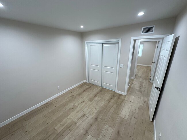 Foto del edificio - 6722-6724 Hesperia Ave. &amp; 18020 Welby Ave.