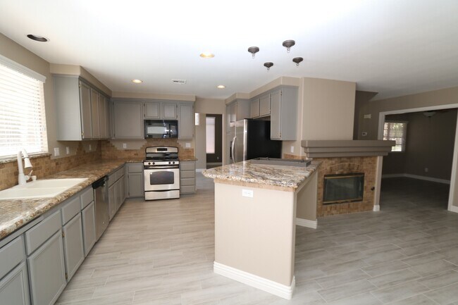 Foto del edificio - Beautiful 2 Story Home With Pool!!!