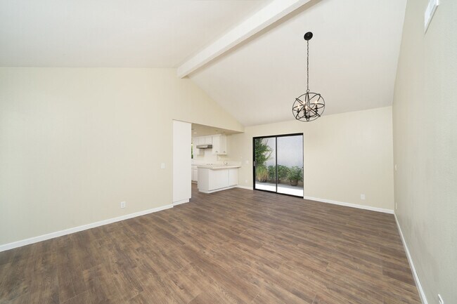 Dining area + view of kitchen - view 1 - 3148 Manistee Dr