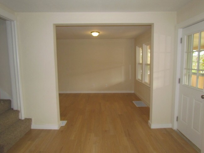 Building Photo - Recently Remodeled! Available March 8!