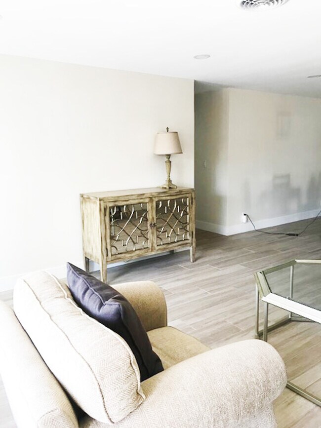 Foto del edificio - Furnished Short Term Rental - 108 NE 19th St