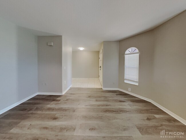 Foto del edificio - 5913 Fall River Dr