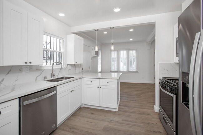 Kitchen/dining - 5402 Monroe St