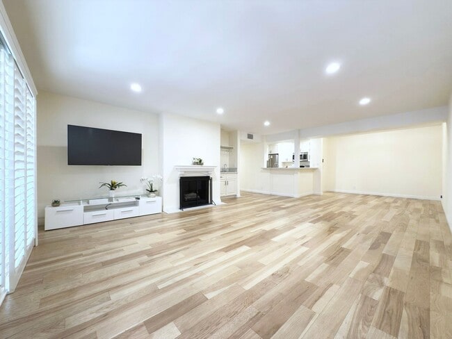 Building Photo - Upgraded Condo in La Costa!