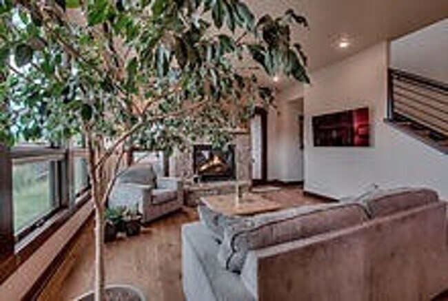 Building Photo - Winter Seasonal Rental- 122 Moss Way