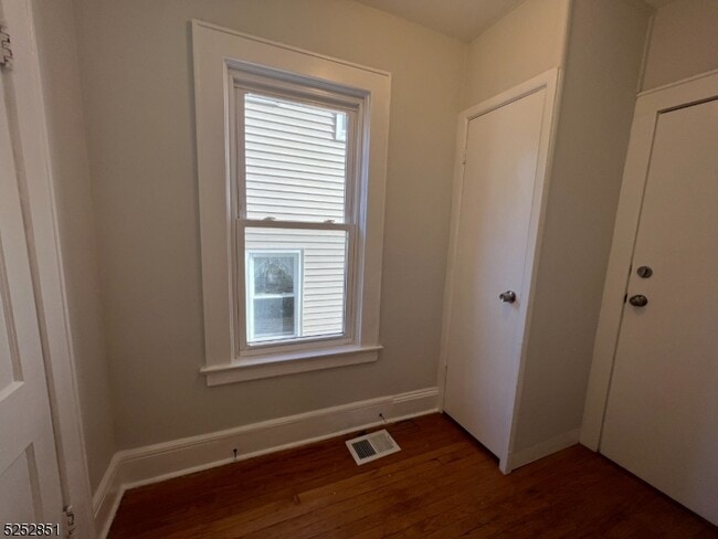 Building Photo - 64 Chestnut St