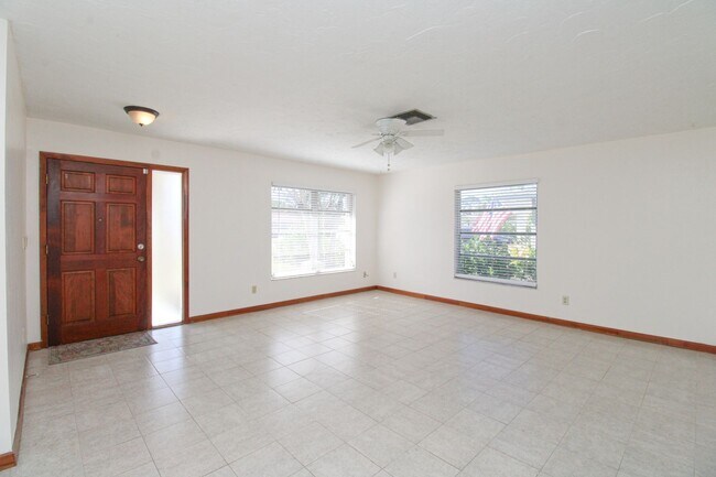 Foto del edificio - ** 2/2 HOME IN NAPLES PARK UNFURNISHED ** DOG FRIENDLY UPON APPROVAL ** NO HOA HERE **