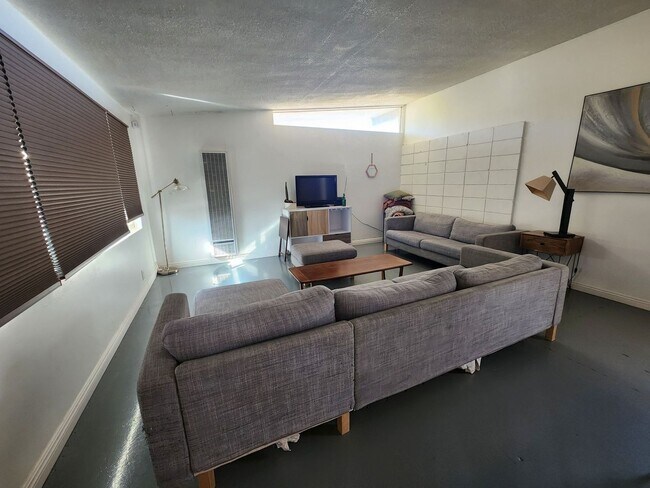 Building Photo - Fully Furnished 2 Bed 1 Bath