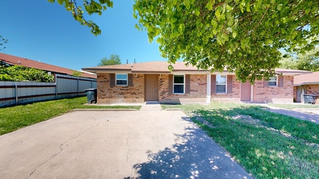 Building Photo - 2 WEEKS FREE RENT! GORGEOUS REMODELED DUPLEX WITH WASHER AND DRYER INCLUDED!