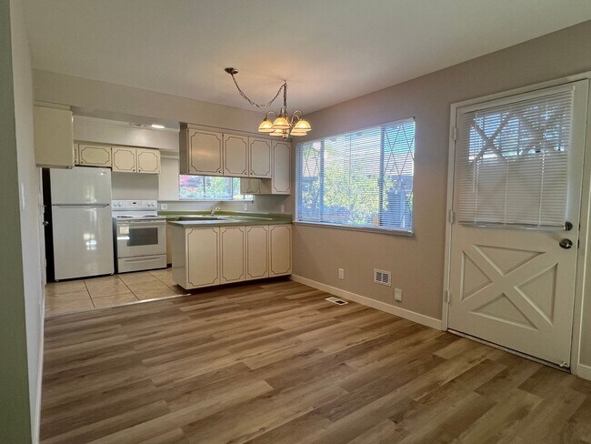 Photo - 307-309 CARRIAGE DR Apartment