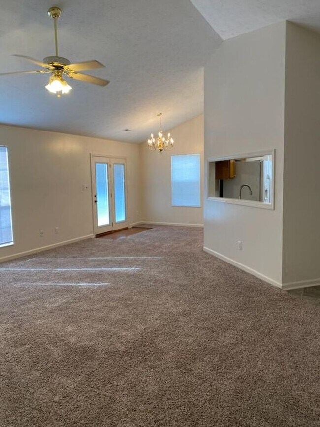 Foto del edificio - Spacious 3/2 in Hunter's Hill Subdivision