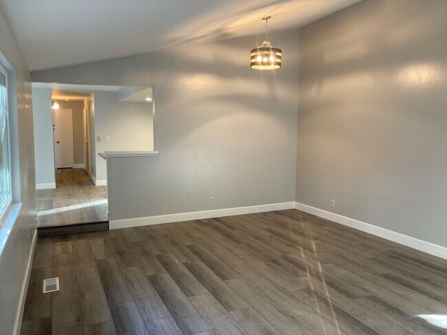 Building Photo - Cute 3 Bedroom Townhome close to UNR