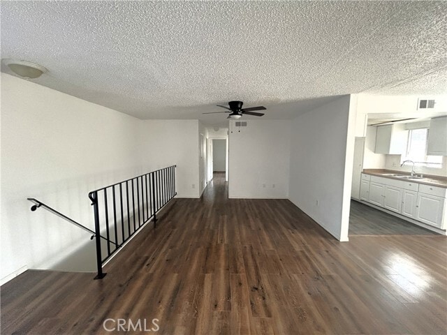 Building Photo - 2430 S Ridgewood Dr