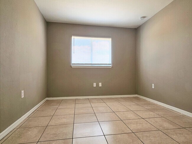 Foto del edificio - 3 BR / 2 BA Duplex Conveniently Located in Lehigh Acres