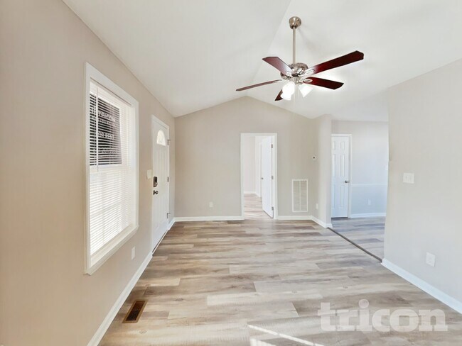 Foto del edificio - 818 Lusterleaf Pl