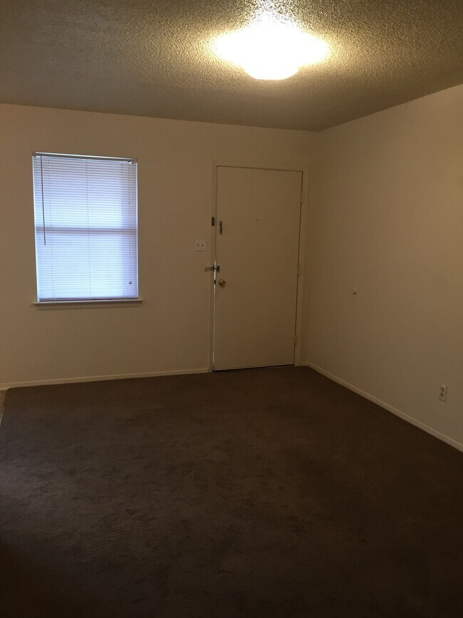 Foto del edificio - 404 S Industrial St