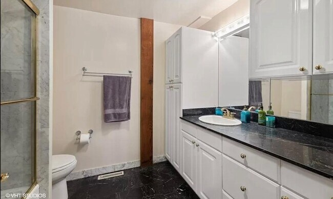 MainFloorBathroom - 1622 N Sedgwick St
