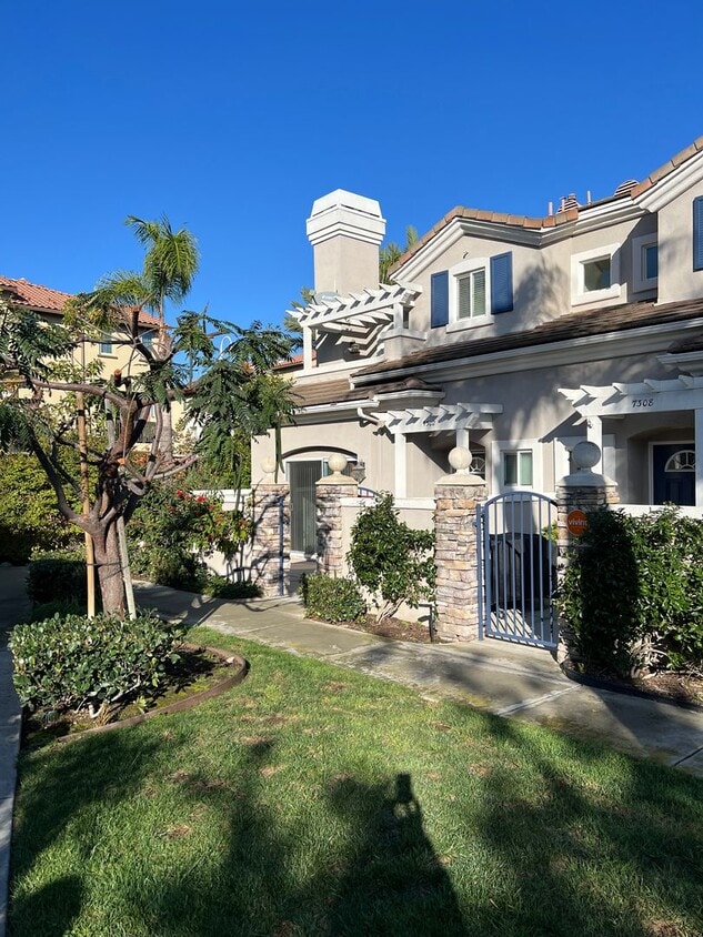 Foto principal - 3 bedroom 2-1/2 bath townhome close to beach