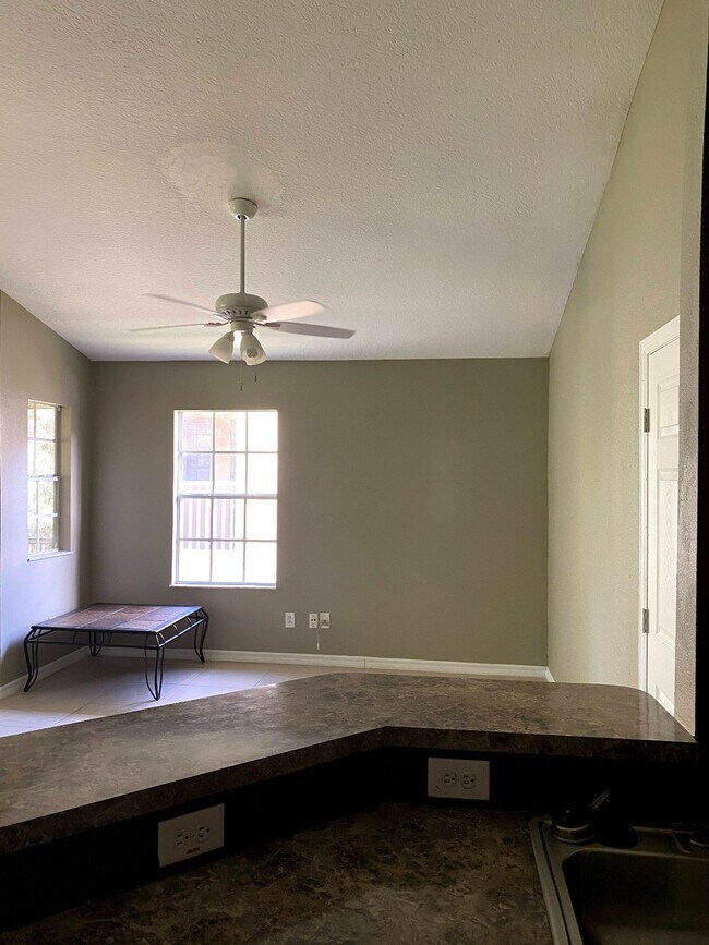 Sala de estar - 3687 Oakdale Cir
