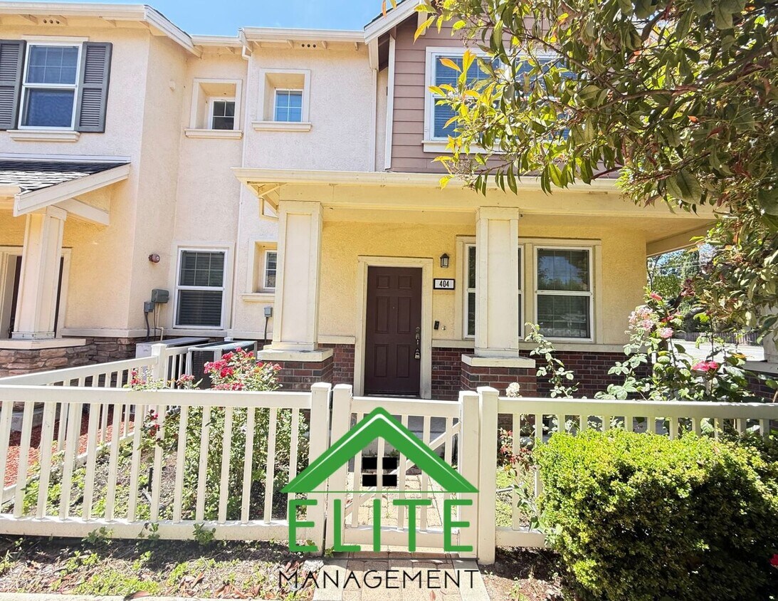 Primary Photo - **Spacious and Updated Townhome in Desirab...