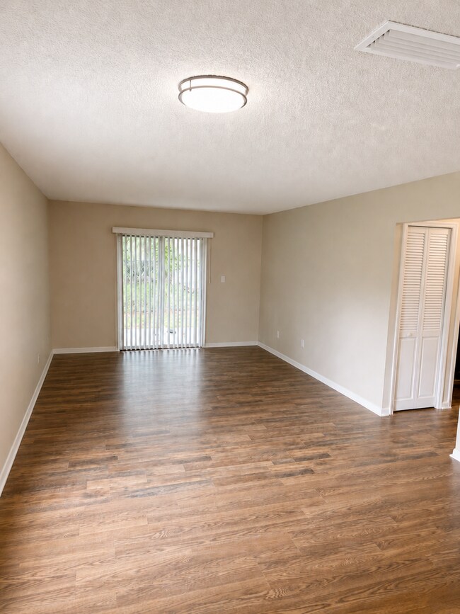 Foto del edificio - 1604 E Whispering Hills Rd