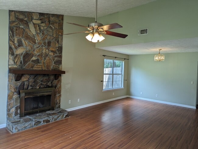 Main living area - 110 W White Hawthorne Dr