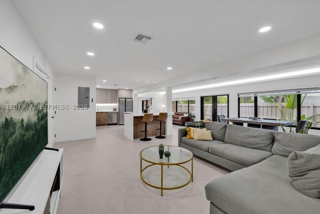 Foto del edificio - 220 NE 105th St