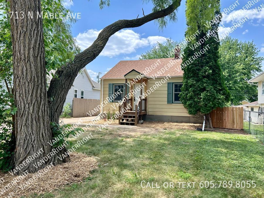 Foto principal - Cute 3 Bedroom House With Fenced Yard & 2 ...