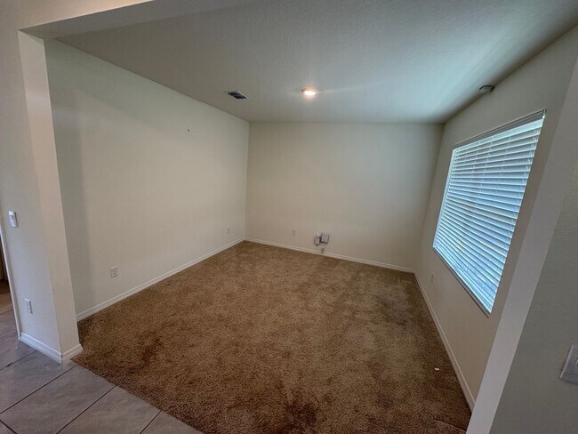 Building Photo - 4 Bed 2.5 Bath Mt Dora Home - Solar Energy!