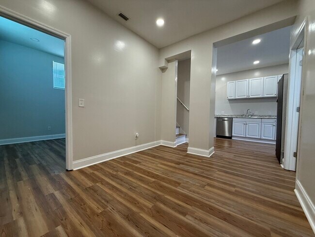 Foto del edificio - 2418 Pullman Ave