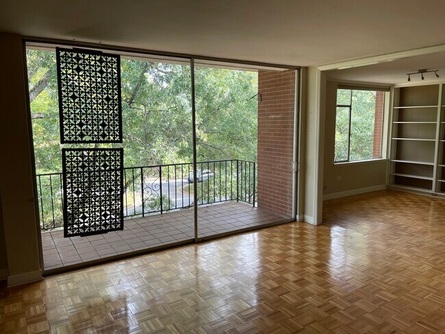 LR open to Den - 1300 Queens Rd