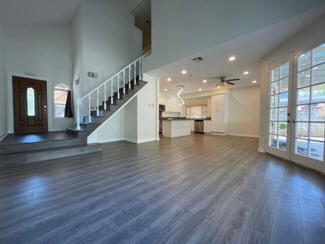 Foto del edificio - BEAUTIFUL 4 BEDROOM + 3 BATHROOM HOUSE IN SANTA CLARITA AVAILABLE NOW!