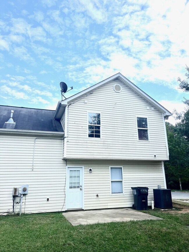 Building Photo - 4 Bedroom Single Family Home