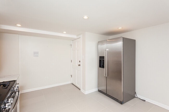 Building Photo - 3604 W Roscoe St