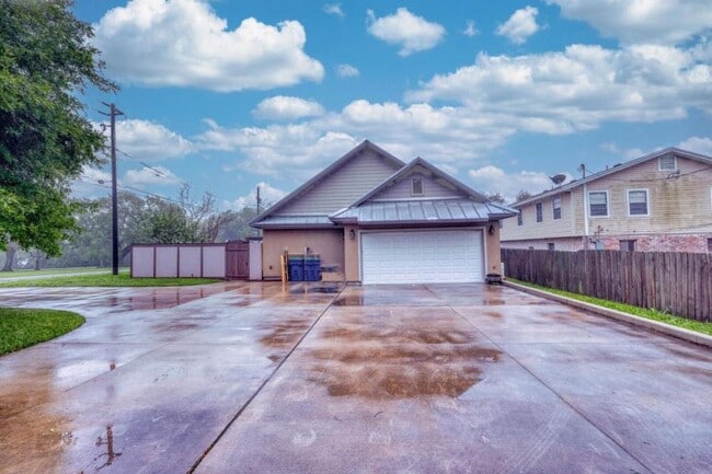 Building Photo - 1002 Bayview Dr