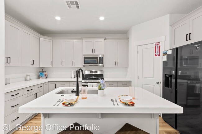 Building Photo - 3 br, 2.5 bath House - 1150 N Riviera Alley