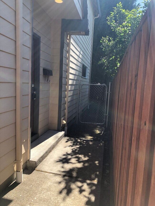 Foto del edificio - Your Perfect Corvallis Oasis Awaits at This 4-Bedroom Townhouse!