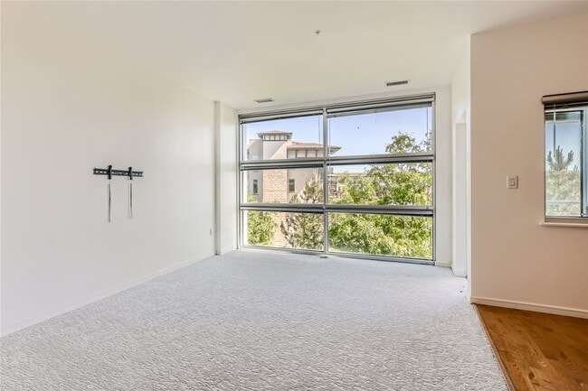 Building Photo - Condo near Central Park!