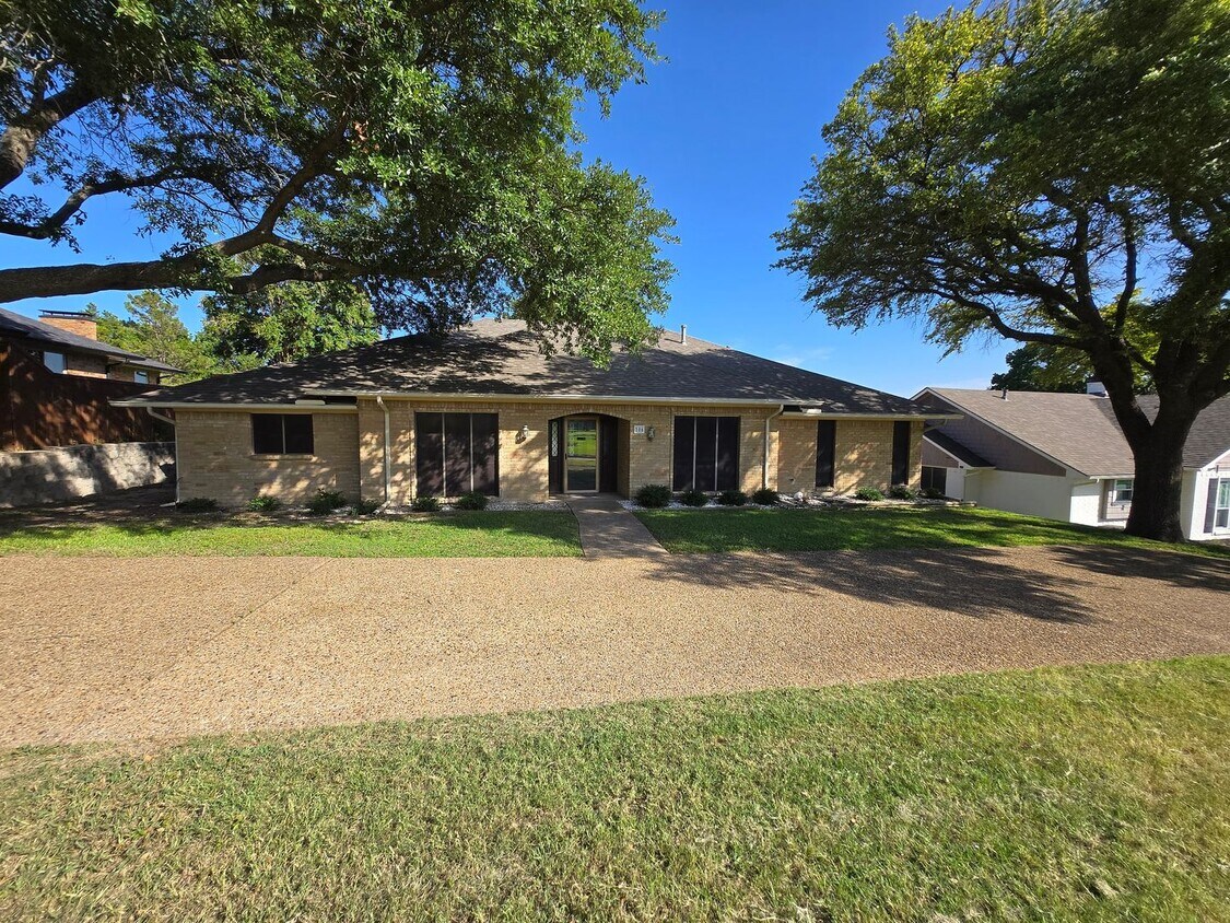 Primary Photo - Stunning 4-bd 2.5 bath