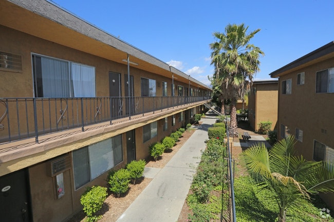 Courtyard - Universal Pointe Apartments