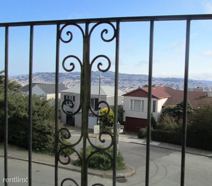 Primary Photo - 600 Los Palmos Dr