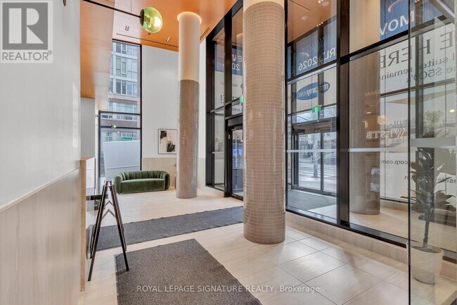 Photo du bâtiment - 1660 Bloor St W