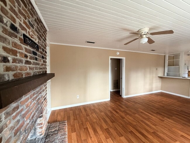 Building Photo - 2BD/1B Duplex off Baytree Road