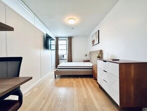 Building Photo - Furnished room/NOT APARTMENT